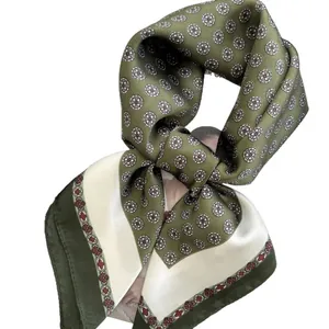 Pañuelo de seda verde oliva y crema con motivos geométricos y borde floral