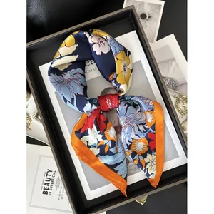 Carré de soie 70x70 à imprimé floral avec bordure orange vif et fini brillant