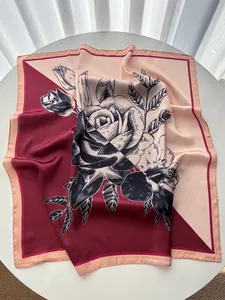 Detailansicht eines quadratischen Satinschals mit Rosenmuster und seidiger Textur