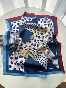 Detailansicht der Polka-Dots und Goldkettchen-Muster auf dem Seidenquadrat