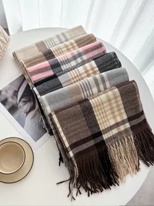 Détail de foulards à carreaux avec franges empilés, accessoires d'hiver doux et chauds