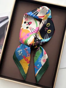 Détail de l'imprimé chat coloré sur le foulard carré soyeux au motif vibrant