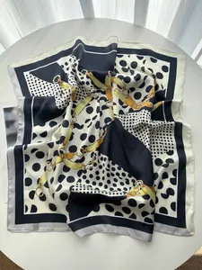 Seidenquadrattuch mit Polka-Dots, Goldkettenmuster und luxuriöser Satin-Textur