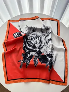 Detail eines rot-weißen Seidenschals mit großem künstlerischem Rosen-Blumenmuster