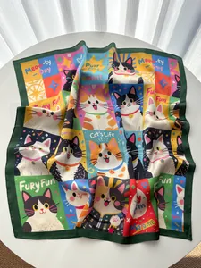 Détail d'un foulard en soie carré avec imprimés de chats et texte Meow-ty Day