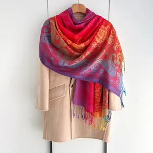 Detail van paisley borduursels en kleurrijke kwastjes op een boho omslagdoek