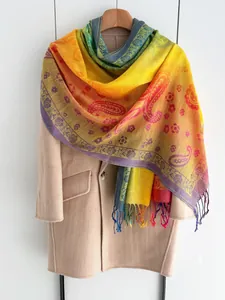 Detail van regenboog gradiënt sjaal met etnisch paisley borduursel en kleurrijke franjes