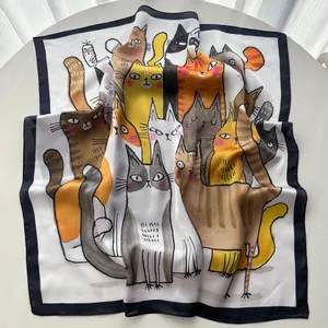 Détail d'un carré de soie avec motifs de chats mignons et bordures noires élégantes