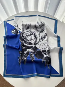 Detailansicht eines luxuriösen Satin-Vierecktuchs mit elegantem blau-weißem Rosenmuster