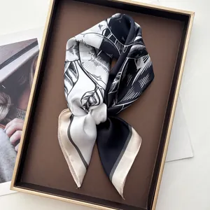 Nahaufnahme eines Seidenquadrats mit elegantem schwarz-weißem botanischem Blumenmuster