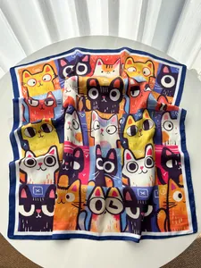 Vue détaillée d'un foulard en soie aux imprimés de chats colorés et bords bleu marine