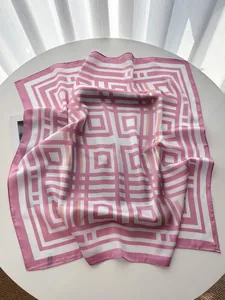 Vista dettagliata del foulard in seta geometrico rosa e bianco con lucentezza satinata