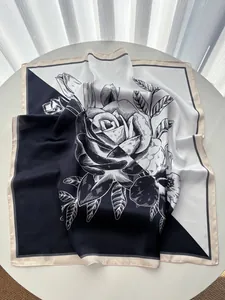 Detailansicht quadratisches Seidentuch mit Vintage-Rosendruck und Satin-Finish auf Tisch