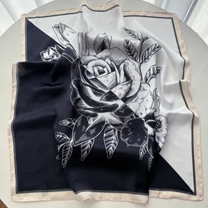 Detailansicht des schwarz-weißen Rosenmusters auf dem eleganten Vintage Seiden-Halstuch
