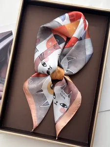 Détail d'un foulard en soie avec imprimé chat et illustration artistique chic
