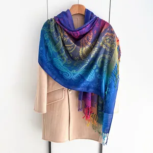 Macro detail van regenboog paisley pashmina sjaal met handgeknoopte kwastjes