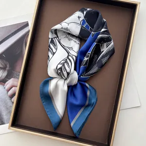 Eleganter blau-weißer Seidenschal mit Blattmuster auf einem edlen Display-Tablett