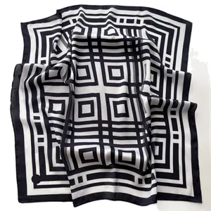 Elegante foulard di seta bianco e nero con motivo geometrico a righe minimalista