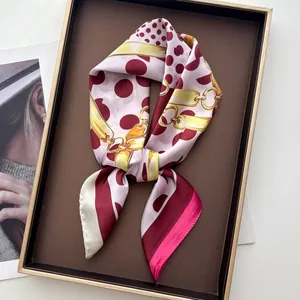 Eleganter Seidenschal mit burgunderfarbenen Punkten und Goldkettenmuster für Damen