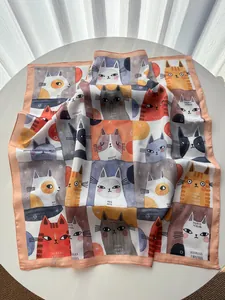 Détail d'un foulard carré en soie avec illustrations de chats colorés et bordure rose
