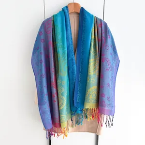 Detail van paisley borduursel en regenboog verloop kwastjes op een zachte sjaal