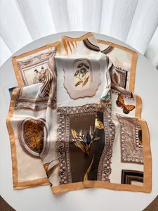Detailaufnahme des Seidentuchs mit Retro-Schmetterling und Zebra-Kunstdruck auf Weiß