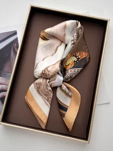 Detailansicht des Seidenquadrats mit realistischem Schmetterlingsdruck und goldenem Blumenrand