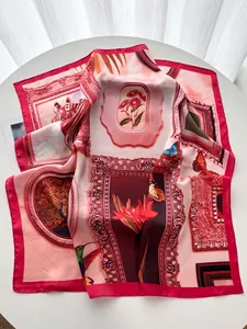Detailansicht eines eleganten Seidenschals mit Schmetterlingsdruck und Blumenmuster