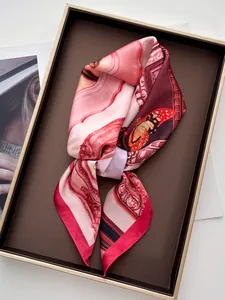 Makroaufnahme von elegantem Seidentuch mit Schmetterlingsdruck in luxuriöser Geschenkbox