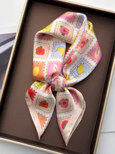 Détail d'un foulard en soie avec imprimés de fleurs et fruits tropicaux vintage