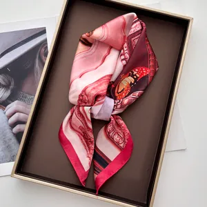 Detailansicht eines luxuriösen Seidentuchs mit Schmetterlingsdruck in Geschenkbox
