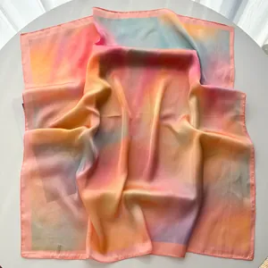 Détail d'un foulard carré en satin avec dégradé pastel et texture soyeuse élégante