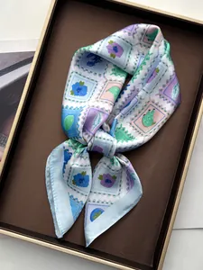 Détail de l'imprimé floral sur un foulard carré en soie bleu clair et violet de luxe