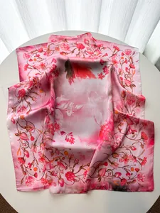 Dettaglio di elegante foulard in seta rosa con stampa rose e trama in raso lucido
