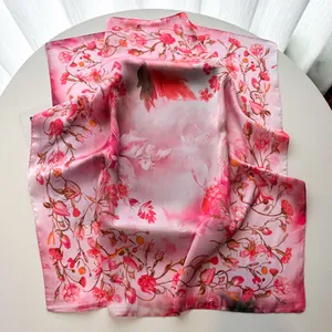 Dettaglio ravvicinato della stampa floreale rosa su foulard quadrato in seta lucida