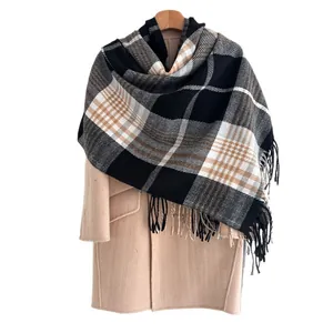 Écharpe à carreaux classique avec franges sur manteau beige pour style d'hiver