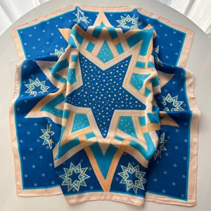 Nahaufnahme des blau-beigen Seidentuchs mit Sternenmuster und feinen Rollsaum-Details