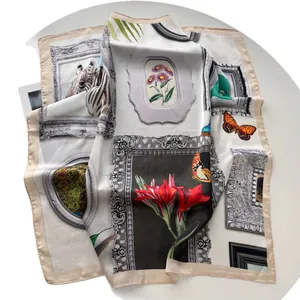 Eleganter Seidenschal mit Schmetterlings- und Zebradruck und champagnerfarbenem Rand