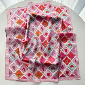 Détail d'un carré de soie avec timbres tropicaux, palmiers et fleurs d'hibiscus