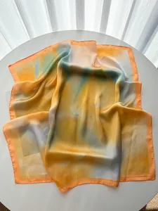 Détail macro d'un élégant carré en satin avec dégradé de couleurs abstrait orange et bleu