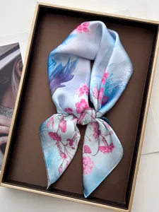 Vista dettagliata della sciarpa in seta a fiori in un'elegante confezione regalo lusso