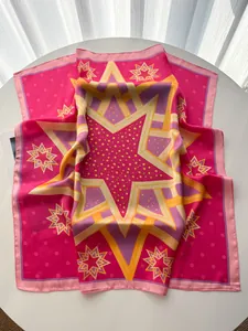 Detailansicht eines Seidenschals mit magentafarbenem Sternenmuster und Polka Dots