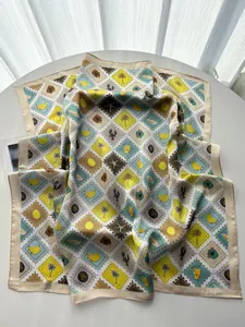 Détail du foulard en soie avec imprimé botanique tropical, palmiers et étoiles de mer