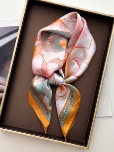 Dettaglio dell'elegante motivo floreale di magnolia su un lussuoso foulard in seta