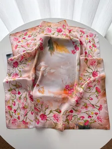 Dettaglio di elegante foulard in seta con stampa di rose e texture satinata lucida