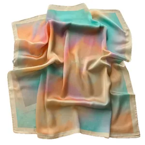 Carré de soie élégant 65x65 avec dégradé bleu et orange pour femme chic et raffinée