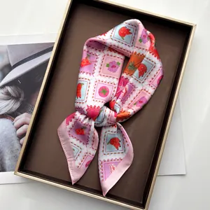Foulard en soie avec imprimés de fruits tropicaux sur un plateau décoratif chic