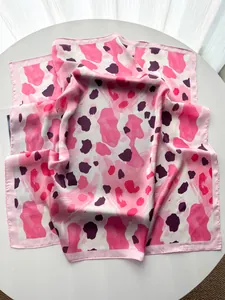 Detailaufnahme von Seidenvierecktuch mit pink-violettem Leopardenmuster-Print