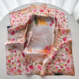 Dettaglio della stampa floreale rosa su foulard di seta con pieghe morbide ed eleganti