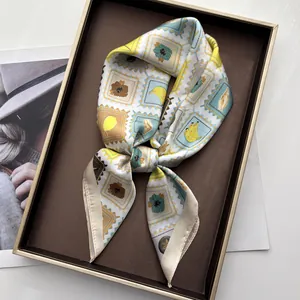 Élégant carré de soie 65cm imprimé floral avec motifs citron et coquillage en boîte cadeau